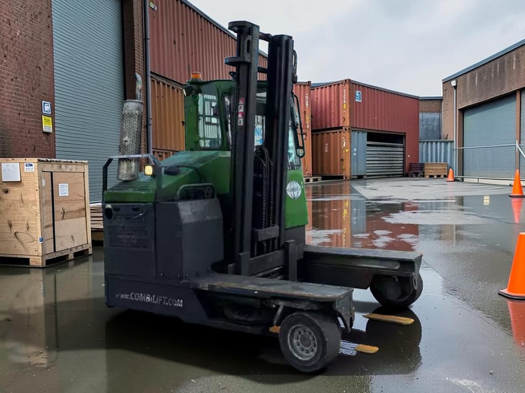 **(INCLUDES CHARGER)**2009 COMBILIFT C4000 ELECTRIC FORKLIFT