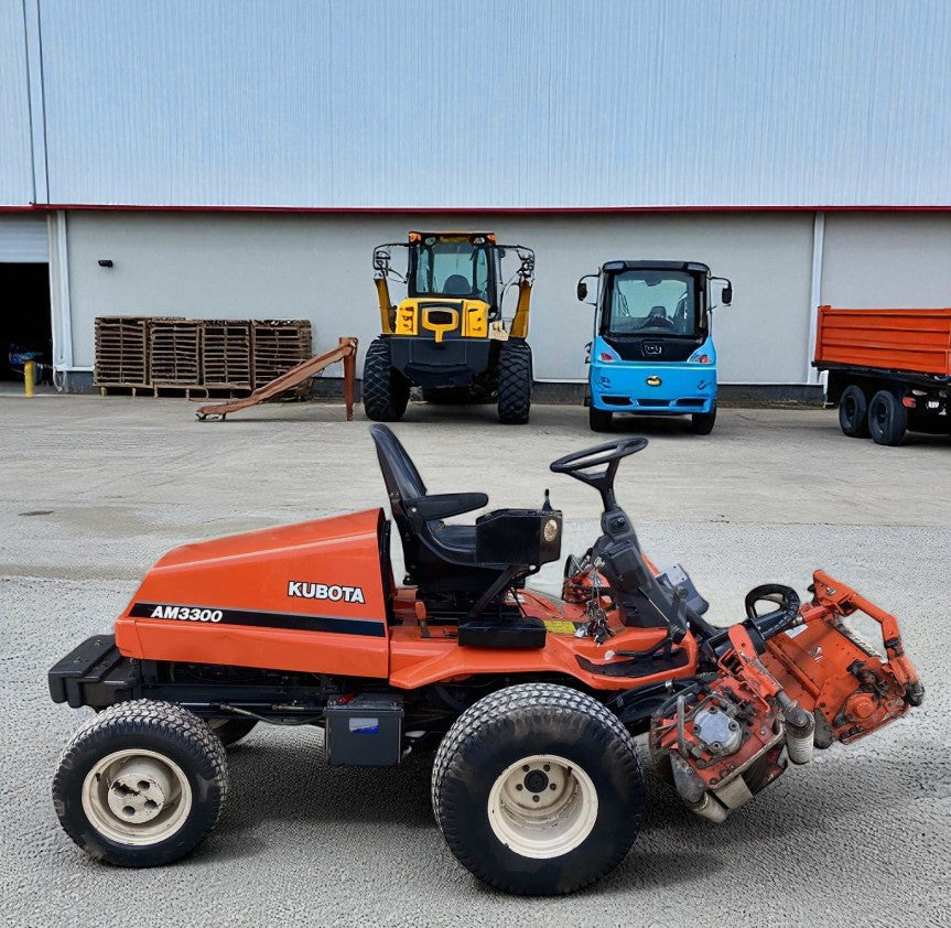 KUBOTA AM3300 DIESEL GARDEN TRACTOR GRASS CUTTER WITH COLLECTOR