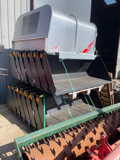 QUICKE 180U BUCKETS – NEW C/W EURO BRACKETS