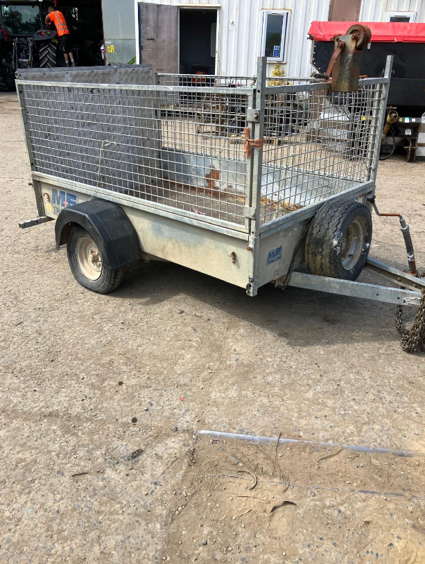 TRAILER WITH LOADING RAMP