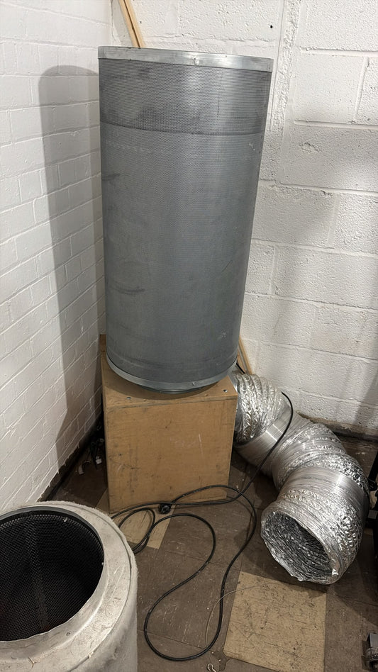 LARGE HYDROPONIC CARBON FILTER & EXTRACTOR FAN SETUP WITH DUCTING