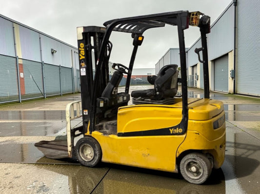 **(INCLUDES CHARGER)** 2017 YALE ELECTRIC FORKLIFT ERP20VFLWBE2030