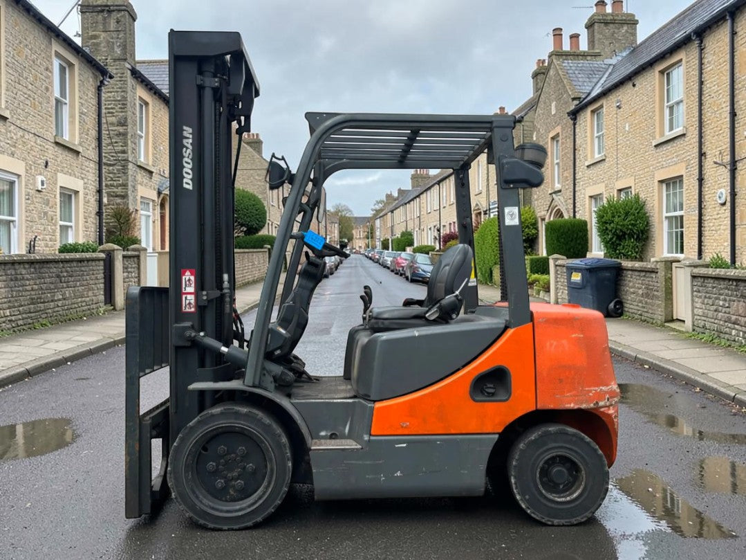 2014 DOOSAN D30S-5 3.0T DIESEL FORKLIFT – TRIPLEX MAST