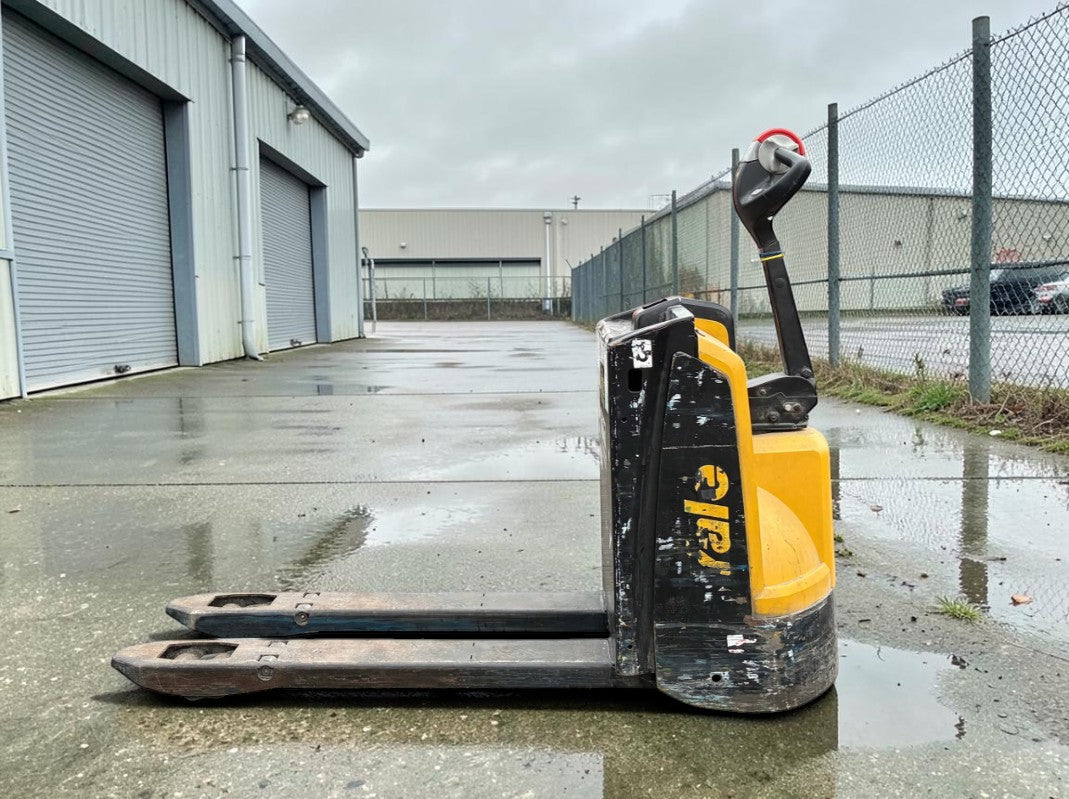 **(INCLUDES CHARGER)** 2020 YALE MP16 ELECTRIC PALLET TRUCK