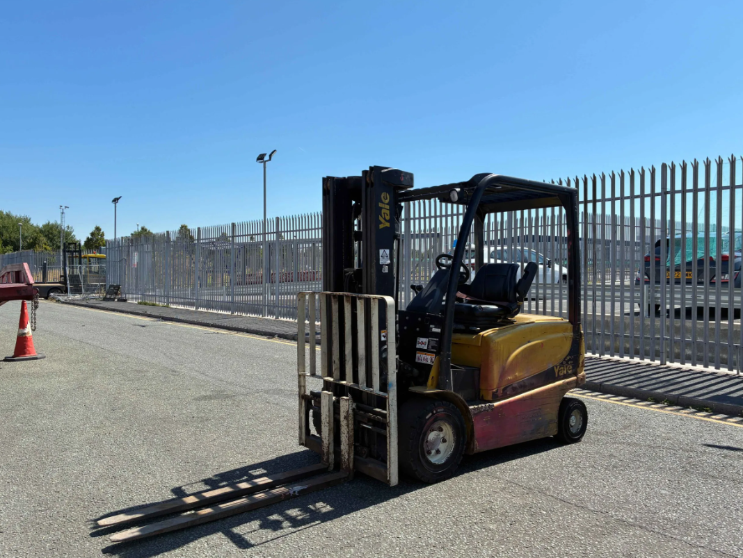 **(INCLUDES CHARGER)** 2020 YALE ERP25VLE2145 ELECTRIC FORKLIFT – 2,500KG