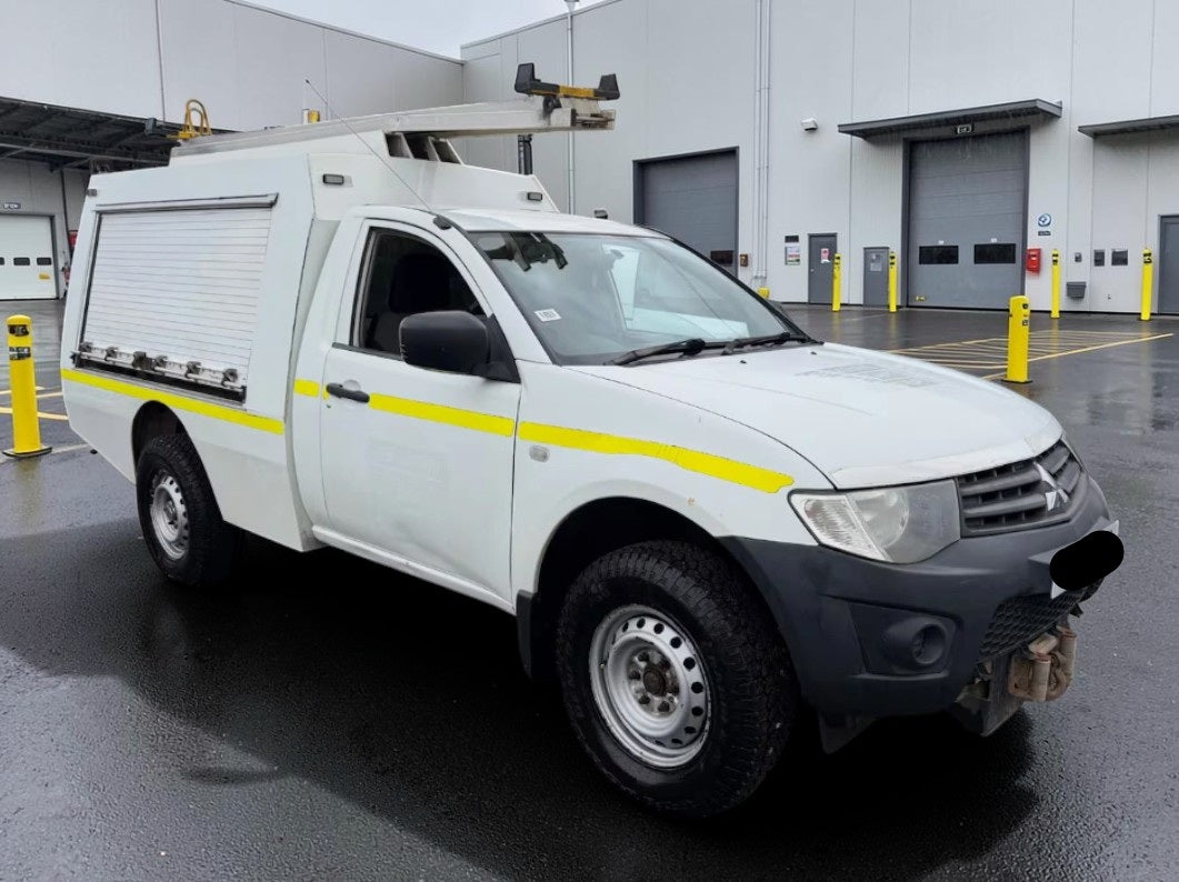 2013 MITSUBISHI L200 4LIFE S/C DI-D 4X4 2477CC DIESEL MANUAL WHITE PICK UP