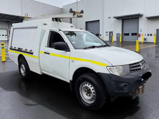 2013 MITSUBISHI L200 4LIFE S/C DI-D 4X4 2477CC DIESEL MANUAL WHITE PICK UP