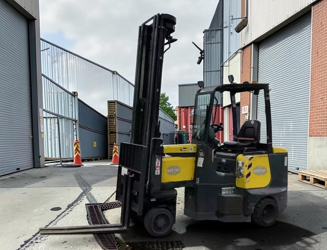 **(INCLUDES CHARGER)** 2015 AISLE MASTER 25WE