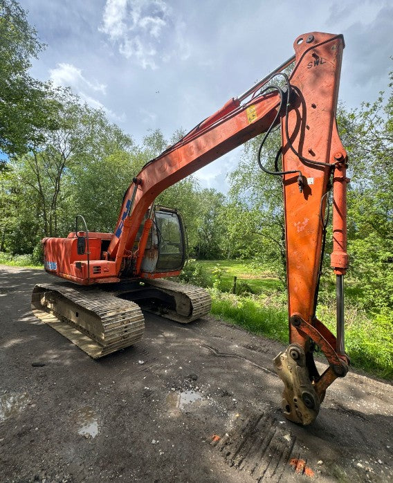 HITACHI EX135 EXCAVATOR - OPERATING HOURS: 8,900 HOURS
