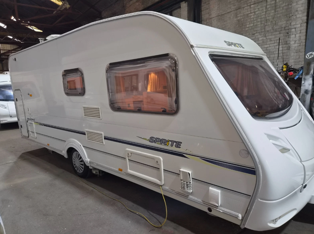 SWIFT SPRITE MAJOR 6 6-BERTH FIXED BUNK TOURING CARAVAN >>--NO VAT ON HAMMER--<<