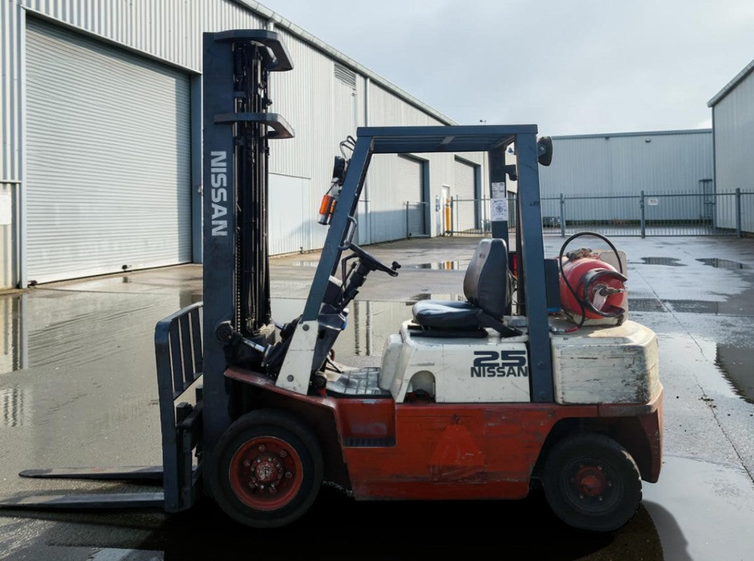 1999 NISSAN UJ02A250 LP GAS FORKLIFT – 2.5 TONNE