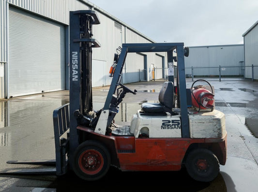 1999 NISSAN UJ02A250 LP GAS FORKLIFT – 2.5 TONNE