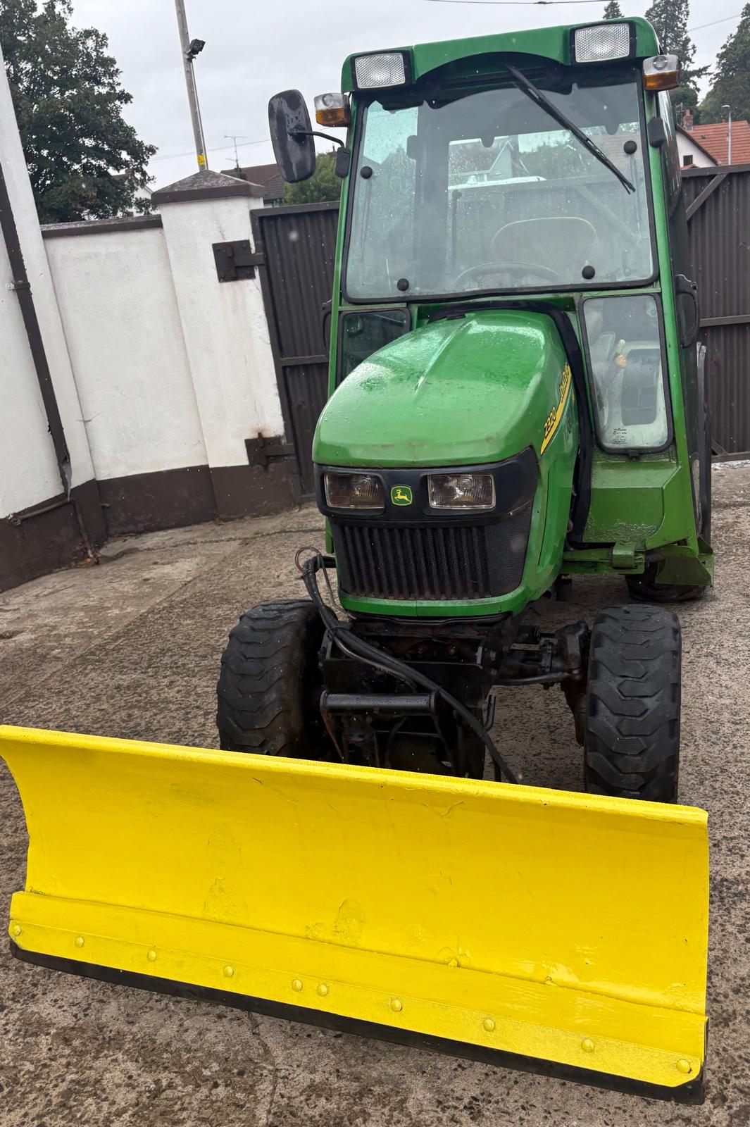 ROAD REGISTERED - JOHN DEERE 2320 TRACTOR LOW HOURS - FULL CAB