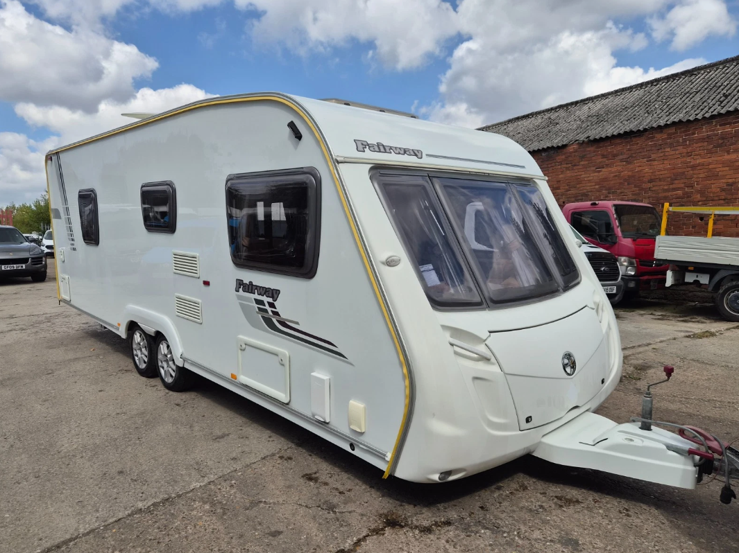 2010 SWIFT FAIRWAY 620 TWIN-AXLE 4 BERTH FIXED BED TOURING CARAVAN >>--NO VAT ON HAMMER--<<
