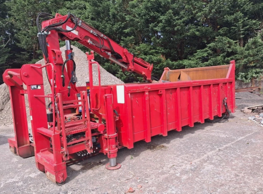 18 YARD ROLL-ON ROLL-OFF SKIP BIN WITH TEREX REMOTE CONTROL CRANE & CLAMSHELL BUCKET