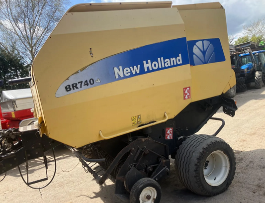 NEW HOLLAND BR740A ROUND BALER