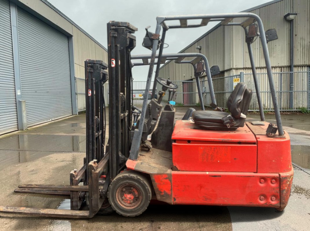 **(INCLUDES CHARGER)** 2004 LINDE E16Z-02 ELECTRIC FORKLIFT