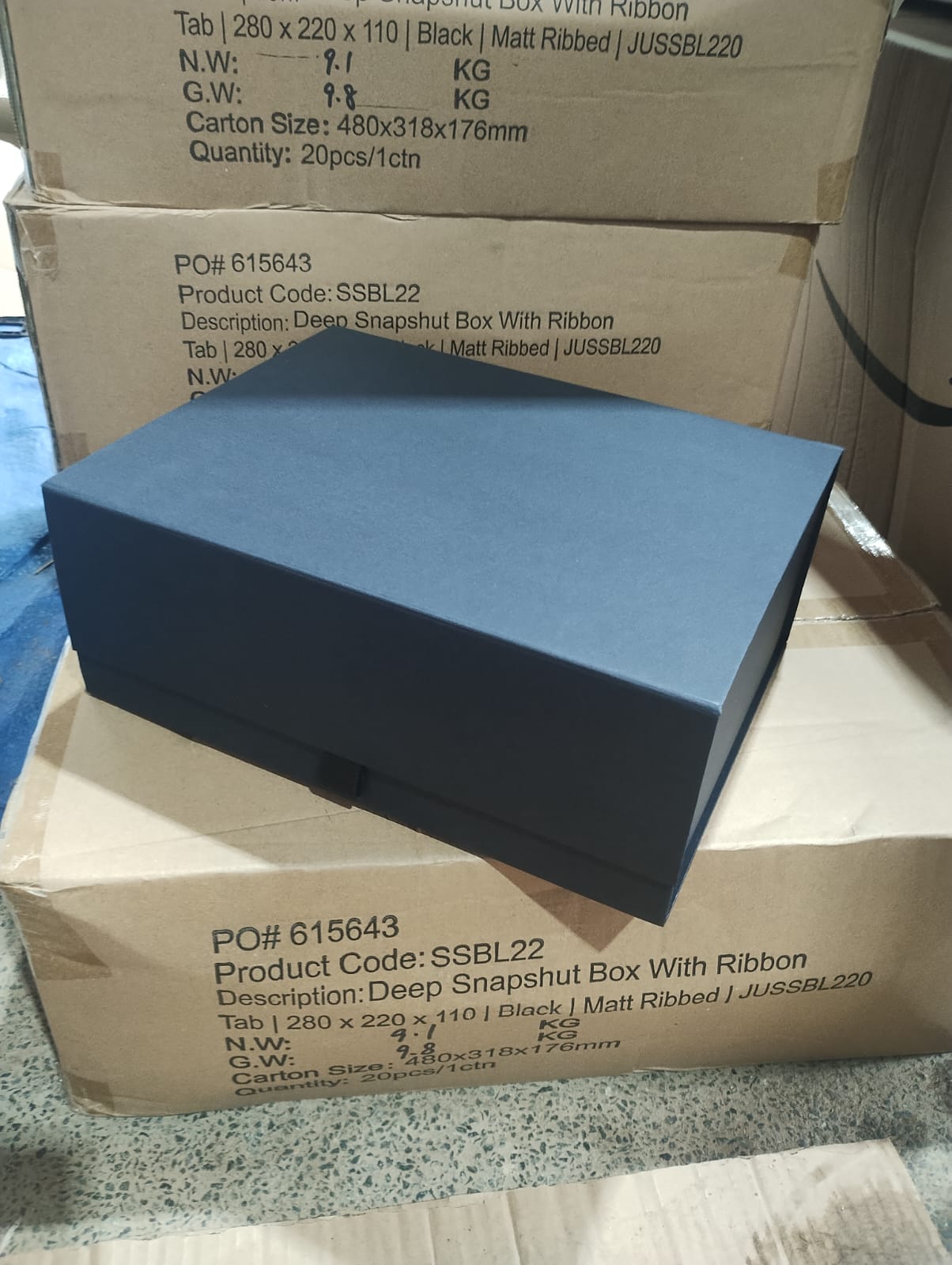 DEEP BLACK SNAPSHUT BOXES WITH RIBBON – 280X220X110MM – 120 PACK JOBLOT