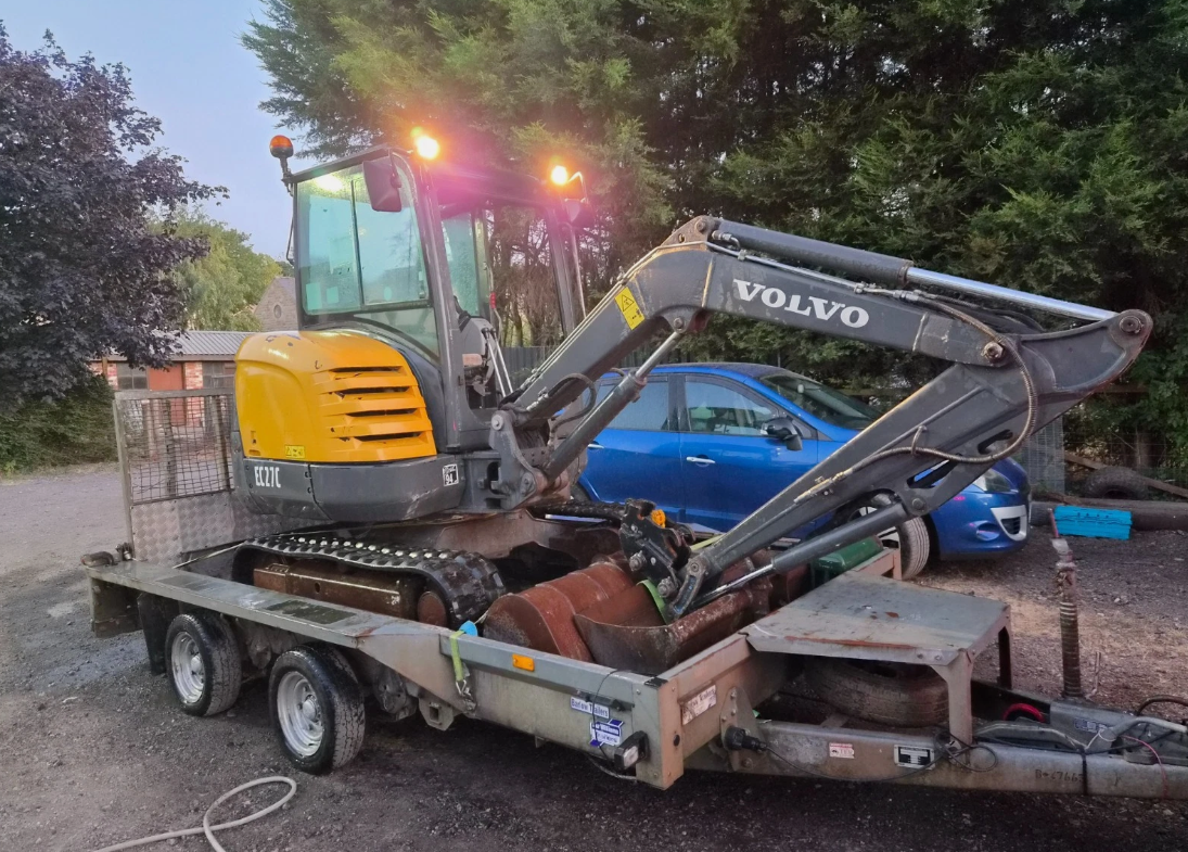 2015 VOLVO EC27C 2.7 TON MINI EXCAVATOR WITH TRAILER – BUCKETS & QUICK HITCH