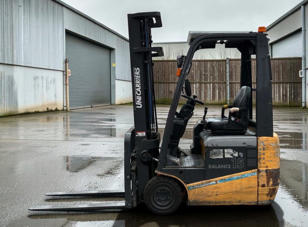 **(INCLUDES CHARGER)** 2014 UNICARRIERS AS1N1L15T ELECTRIC FORKLIFT