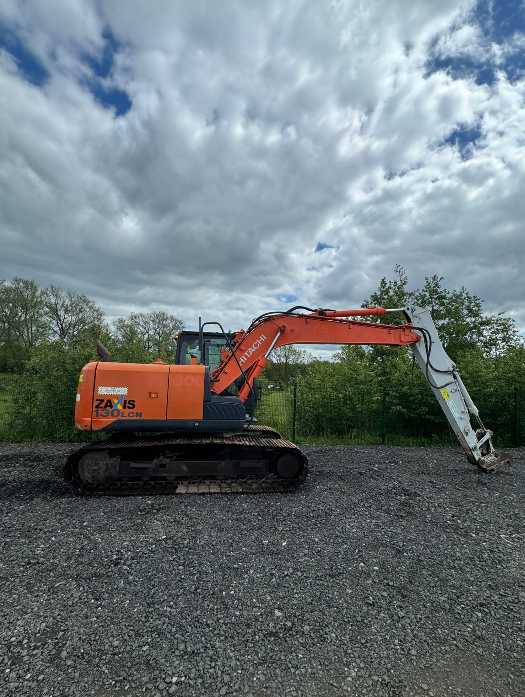 2013 HITACHI ZX130-5 EXCAVATOR – AIR CON – QUICK HITCH – HAMMER PIPED
