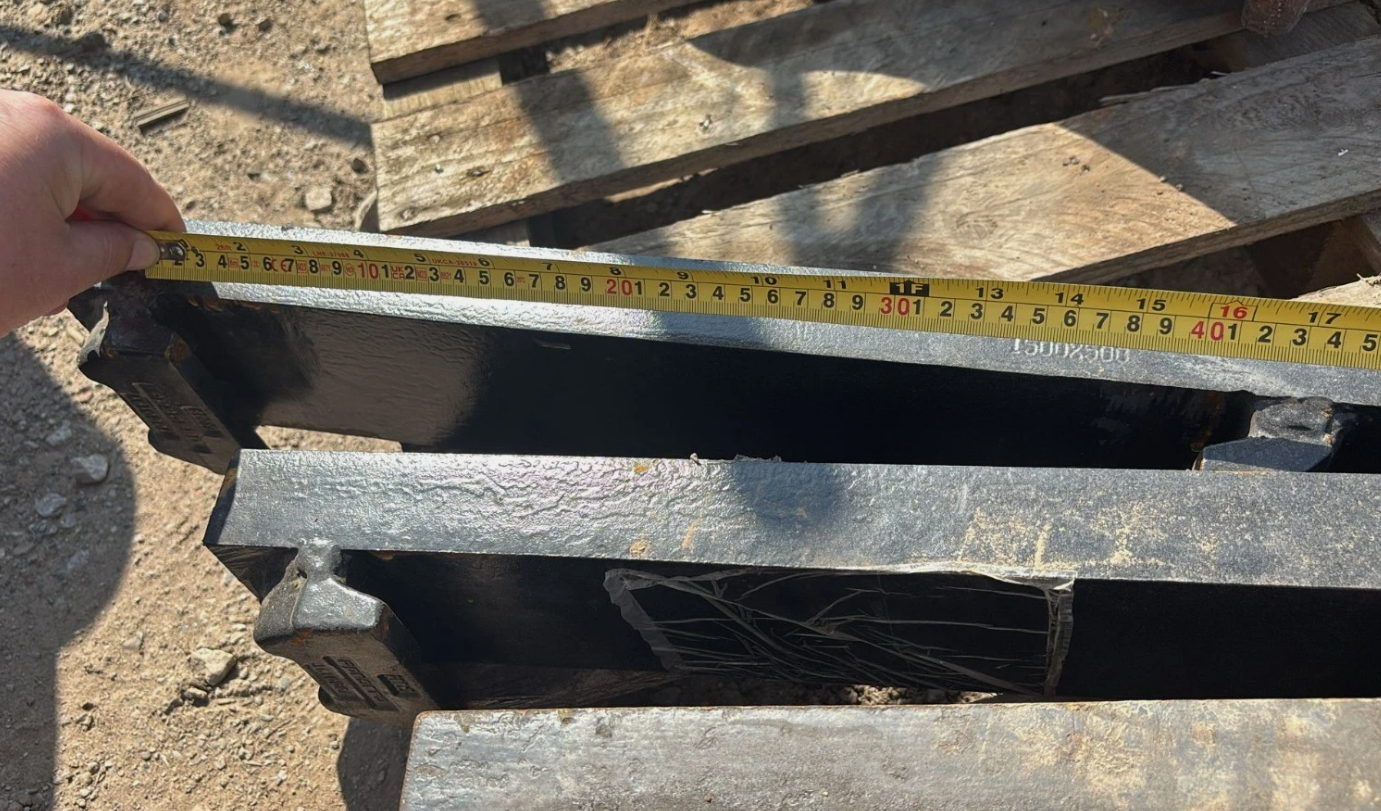 3 FOOT LONG PALLET FORKS / TYNES