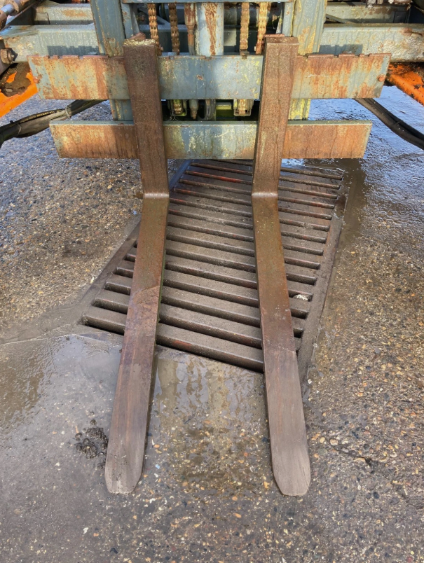 MOFFETT MOUNTY FORKLIFT TINES AND BACKPLATE