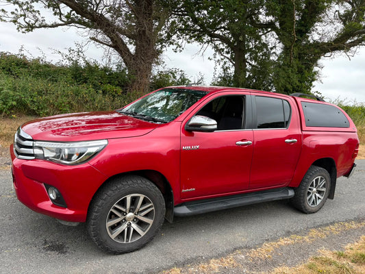 **(ONLY 97K MILEAGE)** 2017 TOYOTA HILUX INVINCIBLE D-4D 4WD DCB 2.4 DIESEL MANUAL PICK UP IN RED