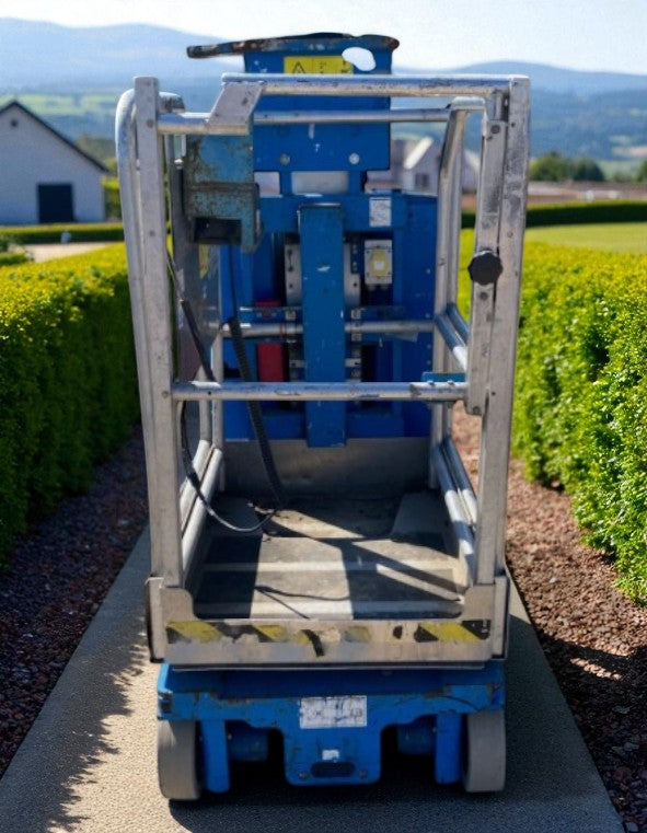 2010 GENIE GR-15 SCISSOR LIFT / CHERRY PICKER
