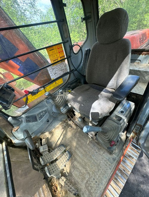 HITACHI EX135 EXCAVATOR - OPERATING HOURS: 8,900 HOURS