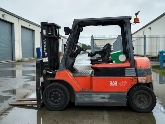 **(INCLUDES CHARGER)** 2014 TOYOTA 7FBMF40 4.0T ELECTRIC FORKLIFT