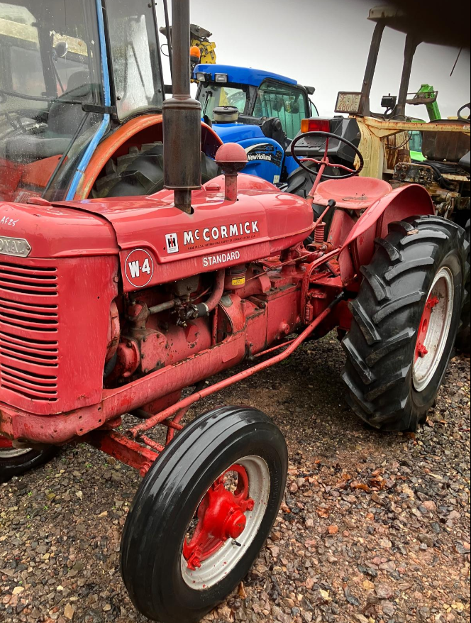 INTERNATIONAL W4 TRACTOR