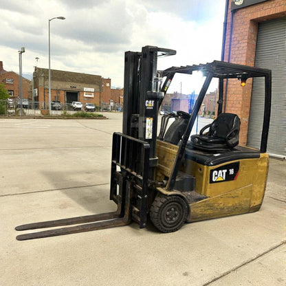 **(INCLUDES CHARGER)**2015 CAT LIFT TRUCKS EP16PNT ELECTRIC 3-WHEEL FORKLIFT