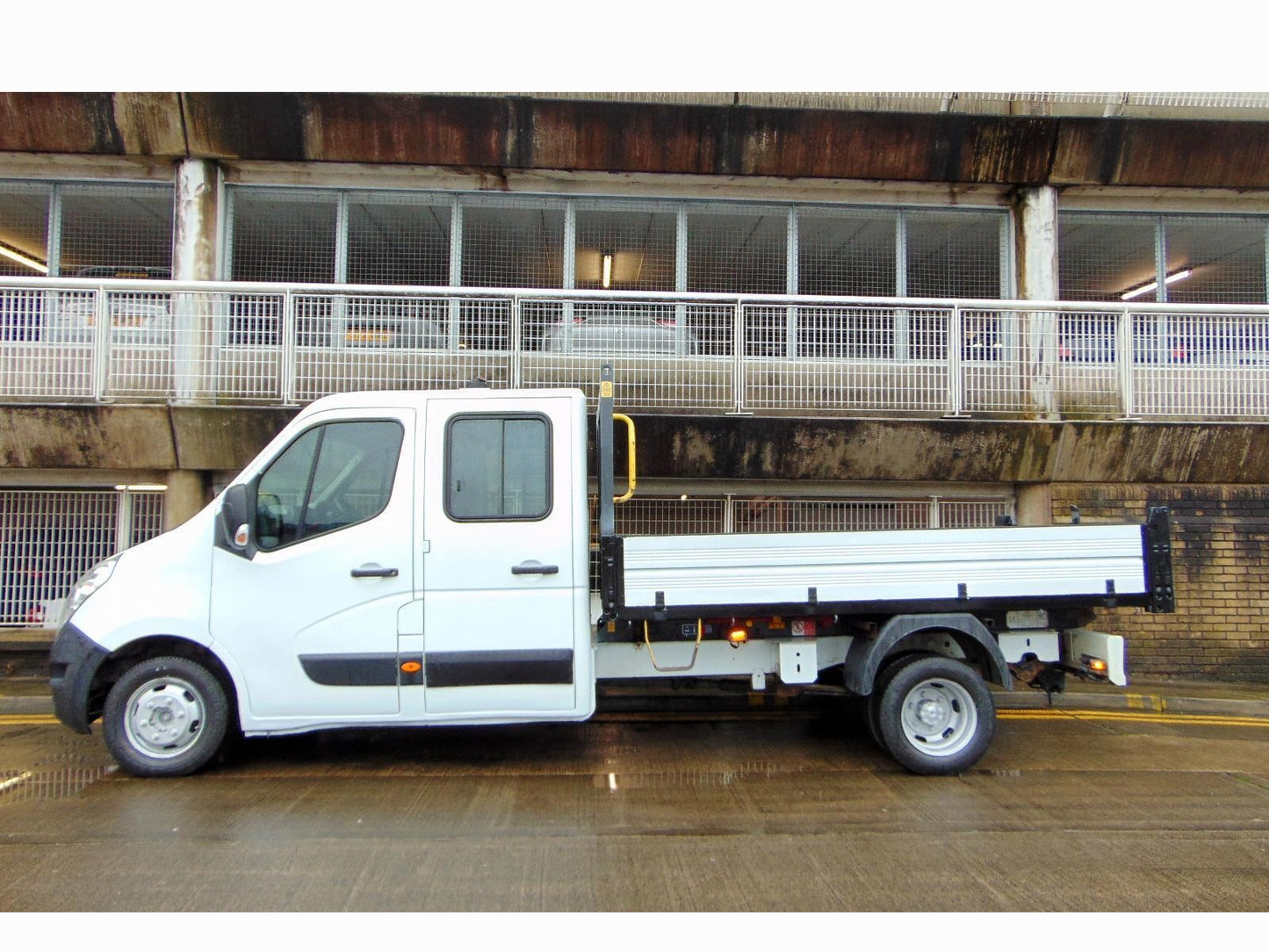Bid on RENAULT MASTER 2016 TIPPER: CREW CAB, 7 SEATS, TOW BAR, 63K MILES- Buy &amp; Sell on Auction with EAMA Group