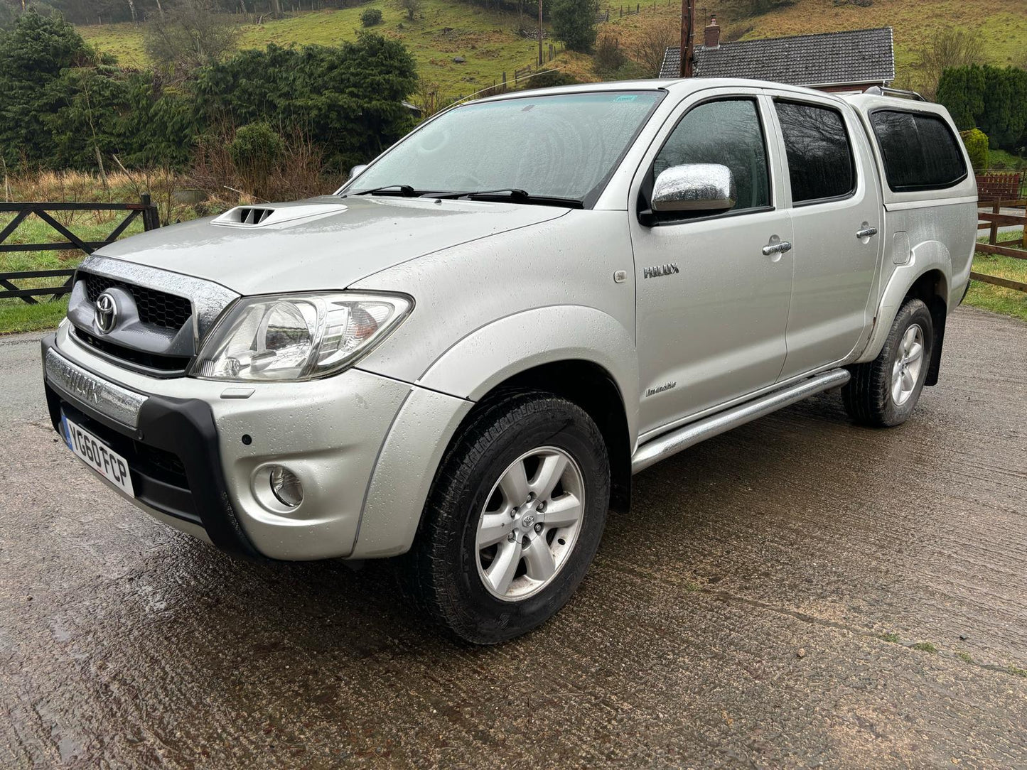 TOYOTA HILUX INVINCIBLE PICKUP TRUCK 3.0 MANUAL IN THE FAMOUS CHAMPAGNE GOLD