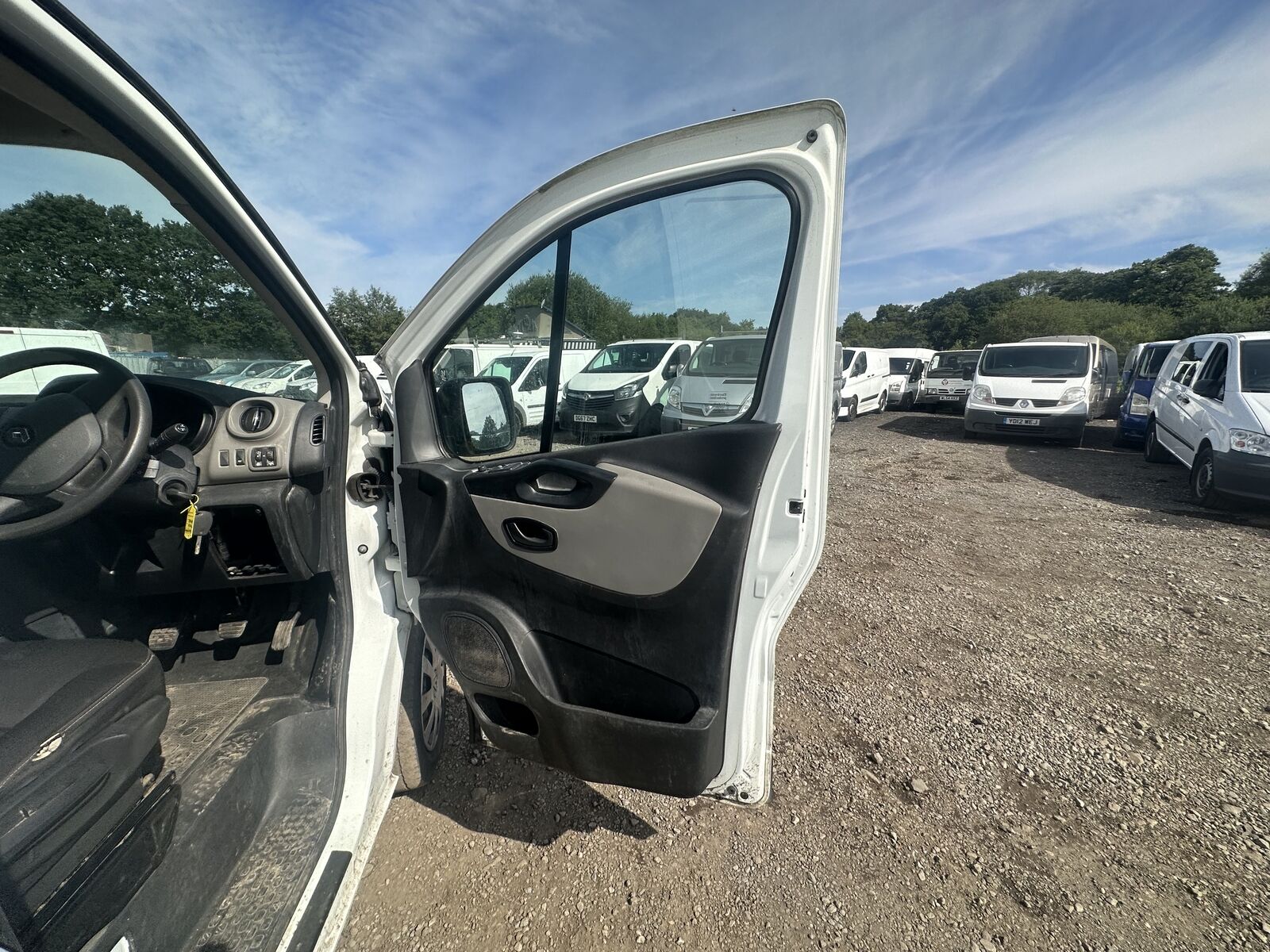 Bid on KNOCKOUT DEAL: 2018 RENAULT TRAFIC SL27 BUSINESS DIESEL VAN- Buy &amp; Sell on Auction with EAMA Group