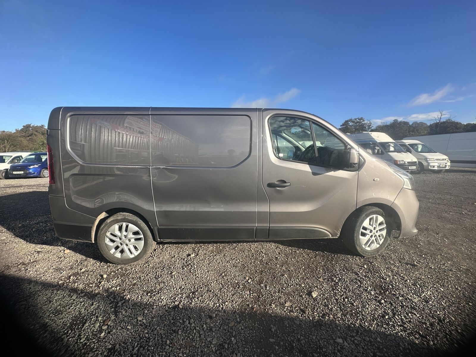 Bid on CRUISE IN GREY COMFORT: RENAULT TRAFIC VIVARO HONEST WORKHORSE - MOT MAY 2024 - NO VAT ON HAMMER- Buy &amp; Sell on Auction with EAMA Group