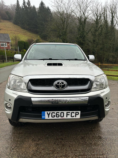 TOYOTA HILUX INVINCIBLE PICKUP TRUCK 3.0 MANUAL IN THE FAMOUS CHAMPAGNE GOLD